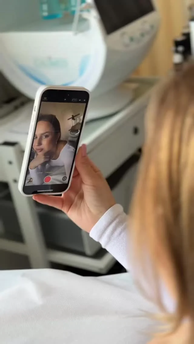Walczysz z cellulitem i zbędnymi centymetrami? Zobacz, jak osiągnąć efekt WOW!

— Odkryj terapię falą uderzeniową Storz Medical – nowoczesną, nieinwazyjną metodę modelowania sylwetki i redukcji cellulitu.

✔️Widoczna poprawa jędrności skóry już po kilku zabiegach
✔️Redukcja cellulitu i lokalnej tkanki tłuszczowej
✔️Pobudzenie krążenia i przyspieszenie metabolizmu
✔️Bez bólu, bez rekonwalescencji, bez ryzyka

Zobacz, jak wygląda zabieg i dowiedz się, dlaczego kobiety na całym świecie pokochały tę metodę!

Zostaw w komentarzu +, a znajdziemy dla Ciebie dogodny termin na wizytę📩